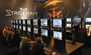 Des joueurs testent le jeu Starcraft II lors d'une game convention en Allemagne en 2008.
