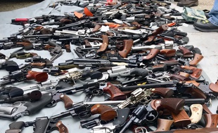 Une photo de l'arsenal retrouvé dans une maison huppée de Los Angeles mercredi 8 mai 2019.
