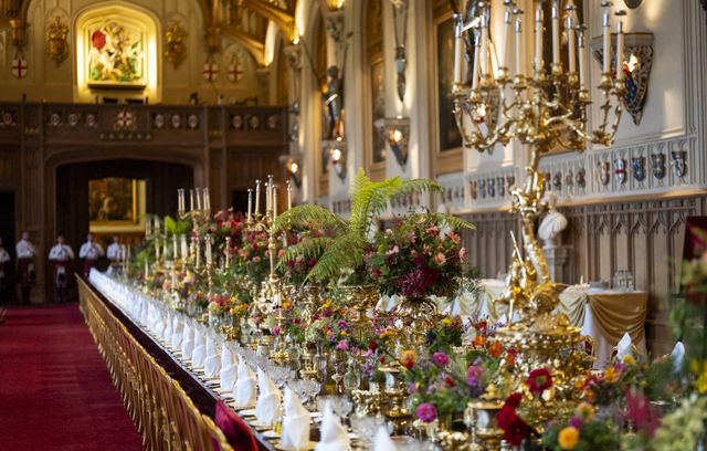 Pour bien terminer cette journée aux côtés de la royauté britannique, un grand banquet d’État était prévu. On peut voir la table dressée pour le grand dîner. Afin d’éviter tout contact avec les (nombreux) manifestants, la réception s’est tenue loin du public, contrairement à celle d’Emmanuel Macron en juillet dernier. Ce sont quelque 160 invités triés sur le volet qui étaient présents pour cette soirée.