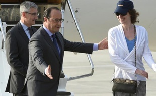 Le président François Hollande et l'ex-otage Isabelle Prime sur la base militaire de Villacoublay, près de Paris, le 7 août 2015
