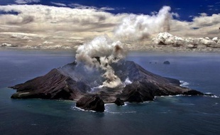 Le volcan de White Island, au large du nord de la Nouvelle-Zélande, montrait des signes inhabituels d'activité mercredi, au lendemain du réveil sans conséquences graves d'un autre volcan, le mont Tongariro, qui s'est couvert de cendre.