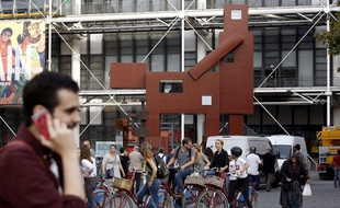 «Domestikator», œuvre de Joep van Lieshout exposée devant le Centre Pompidou, à Paris, en octobre 2017.