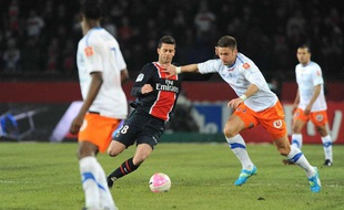 Le Parisien Thiago Motta à la lutte avec le Montpelliérain Olivier Giroud, le 19 février 2012, au Parc des Princes.
