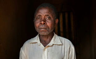 L'ancien otage Floribert Kambale Safari pose devant sa maison à Kayna, en République démocratique du Congo, le 15 juillet 2016