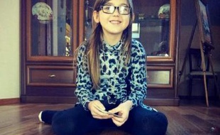 Photographie récente de Berenyss, 7ans, cheveux bruns longs, qui a disparu le 23 avril 2015 à 15h05 à Sancy le Haut en Meurthe et Moselle. Elle porte une jupe à volants blancs et un haut multicolore