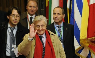 CORRECTION CREDIT IN CAPTION AND BYLINE La crise de la dette à laquelle l'Europe fait face n'a pas été surmontée en dépit des mesures engagées par les chefs d'Etat et de gouvernement de la zone euro, prévient le président de la Banque centrale européenne (BCE) Jean-Claude Trichet dans une interview