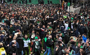 Les supporters stéphanois ont envahi la pelouse par milliers dès le coup de sifflet final.