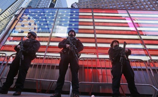 Des policiers new-yorkais à Times Square, le 14 novembre 2015.