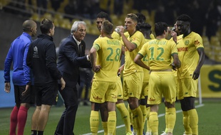 Vahid Halilhodzic avec certains de ses joueurs samedi contre Toulouse.
