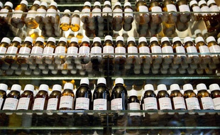 Pour se lancer dans l'aromathérapie à la maison, cinq huiles essentielles permettent de soigner nombre de petits maux du quotidien.