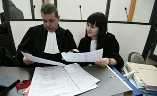 Eric Braun (g) et Caroline Bolla, avocats de Nicolas Charbonnier, l'"étrangleur" de Strasbourg, à la cour d'assises du Bas-Rhin, le 17 mars 2016