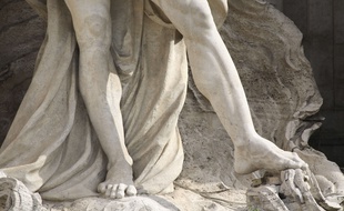 Illustration d'une statue en marbre.
