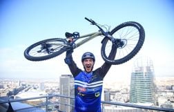 Monter la tour Eiffel à vélo, c’est du gâteau pour Aurélien Fontenoy