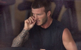 Vous n'êtes pas les seuls, même David Beckham ne résiste pas à l'envie de se décrotter le nez.