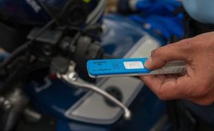 Monnaie, le 30 mai 2014. Un gendarme montre un test de dépistage aux stupéfiants positif lors d'un contrôle routier.