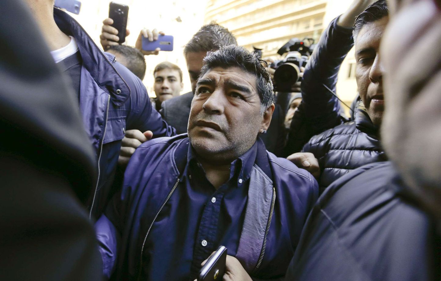 Grosse emotion a Buenos Aires Diego Maradona reconnait enfin son fils aine