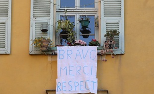 Un message de remerciement pendu à une fenêtre à Nice, le 6 avril 2020.