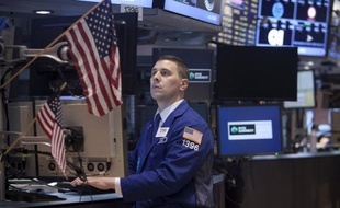 Les courtiers de Wall Street, gardant en tête les bons chiffres de l'emploi aux Etats-Unis, restent optimistes et préférent se focaliser sur des statistiques américaines encourageantes que sur l'absence d'interventions des banques centrales.