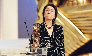 Annie Girardot reçoit le César du meilleur second rôle dans «Les Misérables» de Claude Lelouch, Paris, le 2 mars 1996.