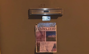 Une affiche sur les Templiers a été apposée dimanche sur la porte d'entrée de la mosquée de Castesarrasin.