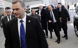 François Hollande, devant l'hôpital Robert-Debré, le 2 février 2012 à Paris.
