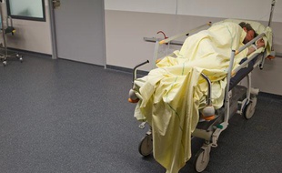Illustration patient dans un couloir d'un hôpital.
