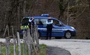 Des gendarmes bloquent l'accès au col de Marocaz, à proximité de Cruet (Savoie), le 29 mars 2018.