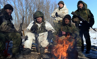 Des rebelles pro-russes près de Debaltseve dans l'est de l'Ukraine mardi 17 février 2015.