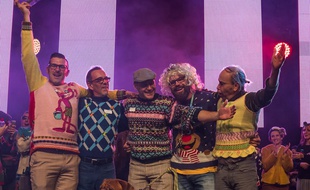 Les champions du monde du pull moche, catégorie équipe, lors du concours organisé le 25 novembre à Albi.