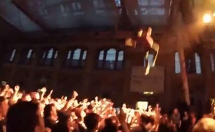 Capture d'écran d'une vidéo YouTube montrant le rappeur George Watsky sauter dans la foule de 10 mètres de haut, à Londres, le 17 novembre 2013.