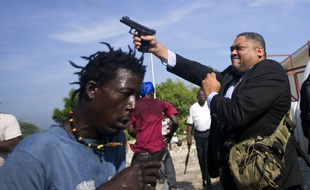 Le sénateur Jean-Marie Ralph Fethière a sorti son arme devant le parlement haïtien, lundi 23 septembre.