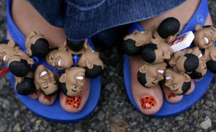 Tongs décorées avec des têtes de poupées à l'éfigie de Barack Obama, Nashville, Tennessee, le 7 octobre 2008.