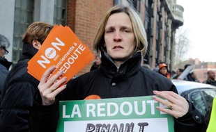 Des employés de La Redoute manifestent en brandissant pancartes et tracts sur lesquels ils disent "Non aux licenciements à La Redoute" le 4 mars 2014 à Roubaix, dans le nord de la France