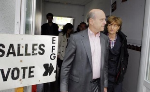 Le ministre des Affaires étrangères, Alain Juppé, a annoncé lundi à Bordeaux qu'il ne serait pas candidat aux élections législatives, une décision prise au lendemain de la victoire de François Hollande à la présidentielle, et en vue d'éviter un possible cumul de mandats.