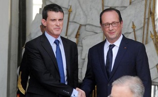 François Hollande et Manuel Valls à la sortie du dernier séminaire gouvernemental avant la pause estivale, le 1er août 2014 au Palais de l'Elysée