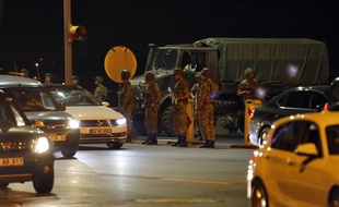 En Turquie, des militaires putschistes patrouillent surtout à Ankara et Istanbul.