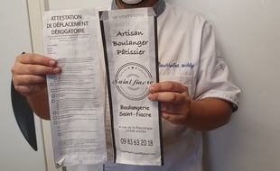 La boulangerie Saint-Fiacre a fait imprimer l'attestation de déplacement sur le sachet de ses baguettes pour faciliter la vie de ses clients et éviter de gâcher du papier.