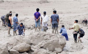 Les inondations au Népal dans la région de l'Annapurna pourraient avoir causé la mort de 60 personnes, a annoncé la police dimanche, et les secours n'avaient plus aucun espoir de retrouver des survivants.