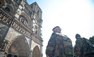 Des militaires en patrouille devant Notre-Dame-de-Paris le 15 août 2016.
