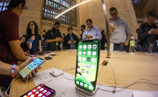 Des New Yorkais inspectent le nouvel Iphone dans un Apple Store de la ville, le 20 septembre 2019.