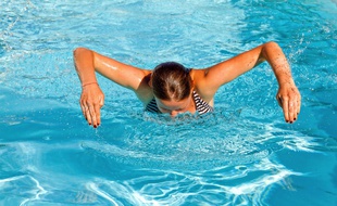 Une nageuse dans une piscine. (illustration)
