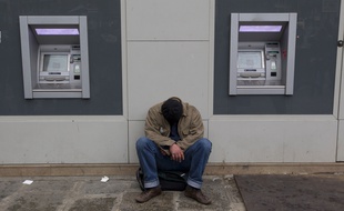 Illustration d'un SDF, devant un distributeur de billets de banque