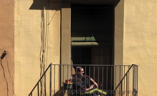 Un homme sur son balcon, le 29 mars 2020 à Barcelone.