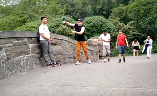 Buddy Bolton, un comédien new-yorkais qui s'en prend aux perches à selfies des touristes, fait le buzz sur la Toile.