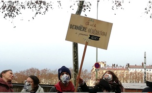 Lyon, le 27 janvier 2019. Des milliers de personnes ont participé ce dimanche à une chaîne humaine organisée dans le centre-ville contre la pollution de l'air et pour le climat.