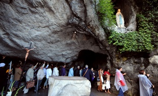 Pélerins à la grotte de Lourdes