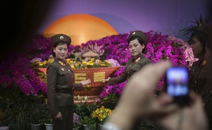Des soldats se font prendre en photo lors du 105e anniversaire de Kim Il-Sung, premier dirigeant du pays.