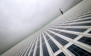Le fabricant de panneaux solaires Photowatt, en redressement judiciaire, suscite de nombreux appétits, dont ceux de trois groupes français de taille importante, parmi lesquels figurerait le groupe franco-italien STMicroelectronics, qui pour l'heure dément.