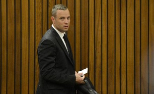 Le champion paralympique sud-africain Oscar Pistorius lors de son arrivée au tribunal à Pretoria, le 9 mai 2014