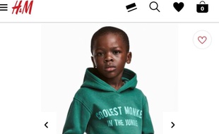Capture écran du site marchant H&M avec l'image polémique et qualifiée de raciste